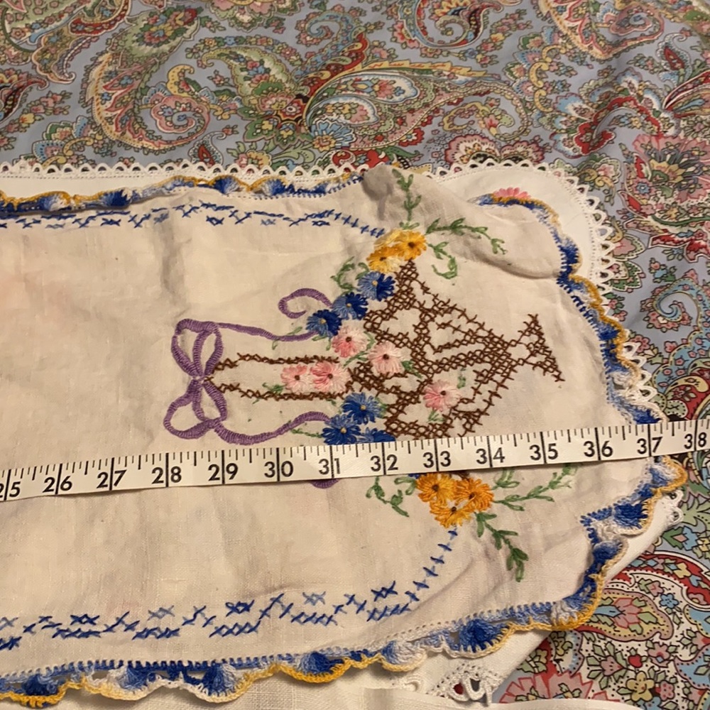 Lot of Vintage dresser scarves/ protectors - Picture 12 of 14